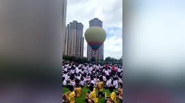 Principal arrives in hot air balloon at primary school's opening ceremony in China