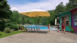Красивые Русские девушки купаются в немецком открытом бассейне, Отпуск удался