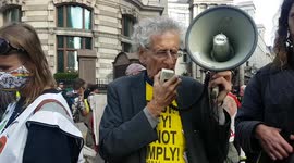 Piers Corbyn crashes Extinction Rebellion protest to assert that climate change does not exist