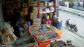 CCTV captures theft of a sack of rice by man pretending to buy cigarettes in Indonesia