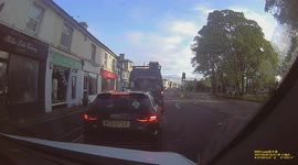 Idiot running red light going the wrong way round a traffic island nearly causing several accidents