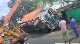 Huge truck overturns, driver flees in central India