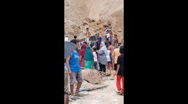 Moment locals run from landslide that buried sand mining worker in Indonesia