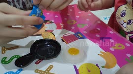 Malaysian parents demonstrate 'frying egg' without using fire to their 3-year-old kid
