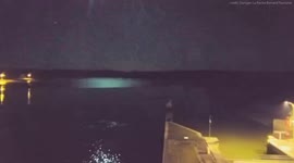 Stunning camera footage captures meteor lighting up the sky over Arzal, France