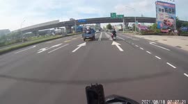 Guy casually riding a moped from the bed of a truck (Dashcam Video)