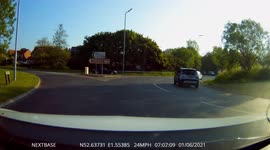Impatient Driver skips que at roundabout Caught on UK Dash Cam