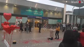 Passersby cheer as man's airport proposal is a flying success