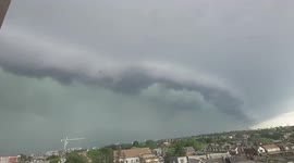 Canada: Shelf Cloud Rolls Over Southern Ontario