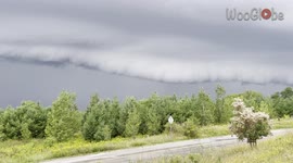 Ominous thunderstorm approaches Canada in form of spectacular shelf cloud