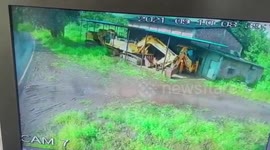 2 buses collide head-on in western India