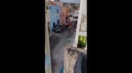 Machetazos en Oblatos Guadalajara. Familias se enfrentan, hasta el niño de 4 años avienta botellas de vidrio para agradir a los contrarios