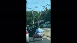 Woman hops out at Memphis traffic light to twerk for waiting vehicles