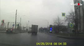 Russian driver slams into light pole, knocking it over onto passing vehicles