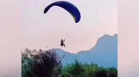 Paraglider hits cable after bungled landing in China
