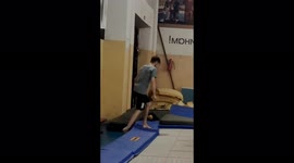 A guy from Moscow makes 5 screws on a trampoline