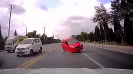 Quick reactions help driver avoid head-on collision with out-of-control vehicle in China