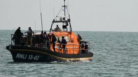 RNLI returns to Dungeness with migrants on board and beaches boat at high speed onto beach