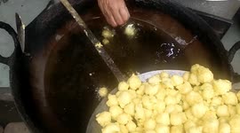 Indian street food: Man makes mangode, the perfect crispy snack