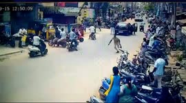 Brave cop nabs a thief in a heroic chase was recorded in CCTV and recovers the stolen car in South India