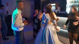 A guy proposes to his girlfriend when she caught the bride's bouquet