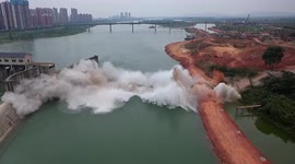 Bridge demolished to make way for new navigation lock on river in China