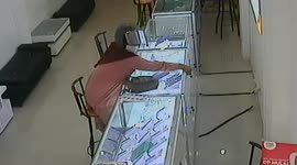 Shoplifting for two! Security camera captures heavily PREGNANT woman stealing 350-dollar mobile phone