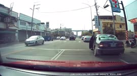 IDIOT ON THE ROAD: Car Driver Parking In The Middle Of A Road Opens His Door Into Traffic Without Looking