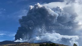 Timelapse captures huge columns of ash rising from latest Mount Etna eruption
