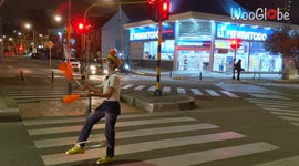 'Bogota: Skillful street juggler puts on a show during red light'