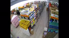 Security camera captures earthquake rattling supermarket shelves near Melbourne