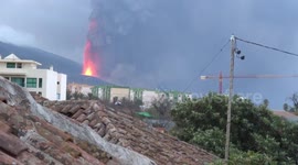 Spectacular look at flowing volcano on La Palma