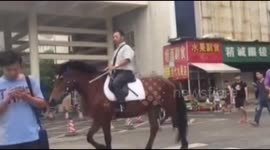 Man rides horse to beat rush hour traffic in China