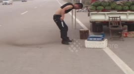 男子挥刀“砍跑”龙卷风