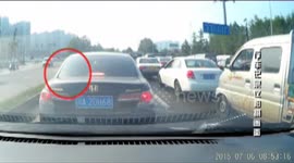 行车途中突遭钢弹偷袭 前挡风玻璃险被击穿