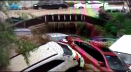 Flash floods sweep cars into river in Chongqing