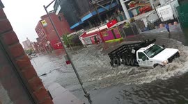 Determined New Yorkers beat flooding