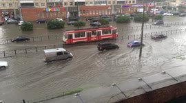 Drivers battle through severe Russian flooding