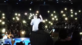 US comedian leads chant against Donald Trump +SWEARING+