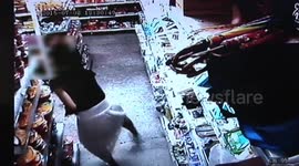 女子超市内偷火腿藏胸间 偷扒鸡藏裙底