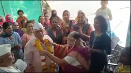 Watch - In a Unique wedding , A 66 year old bride marries 79 year old man in Sangli Homeless centre