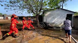 Firemen rescue 250kg cow trapped in deep well in central China