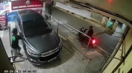 Youths steal side mirrors off Toyota in Jakarta