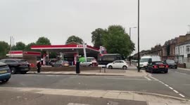 UK: Panic Buyers Form Long Queue Due To Fuel Crisis 3