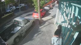 Residents rush out into road as earthquake strikes Crete