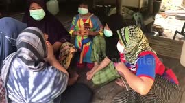 Food seller finds rare orange melo pearl in shell in Thailand