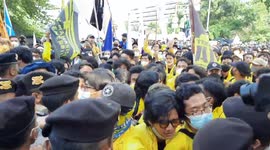 Jakarta Students Clash With Police During Demonstration in Front of the KPK Building, South Jakarta
