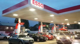 Long gas lines continue in London despite government suggesting stabilization
