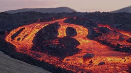 Spectacular scene shows huge rocks floating in Icelandic lava river