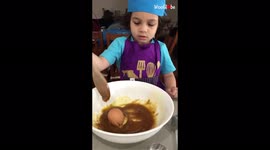 Six-year-old hilariously cracks egg during baking session